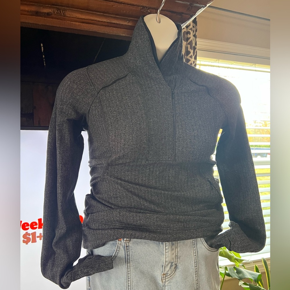 Lululemon Think Fast Pullover Size 8 Herringbone Soft EUC Black/Grey Stretch